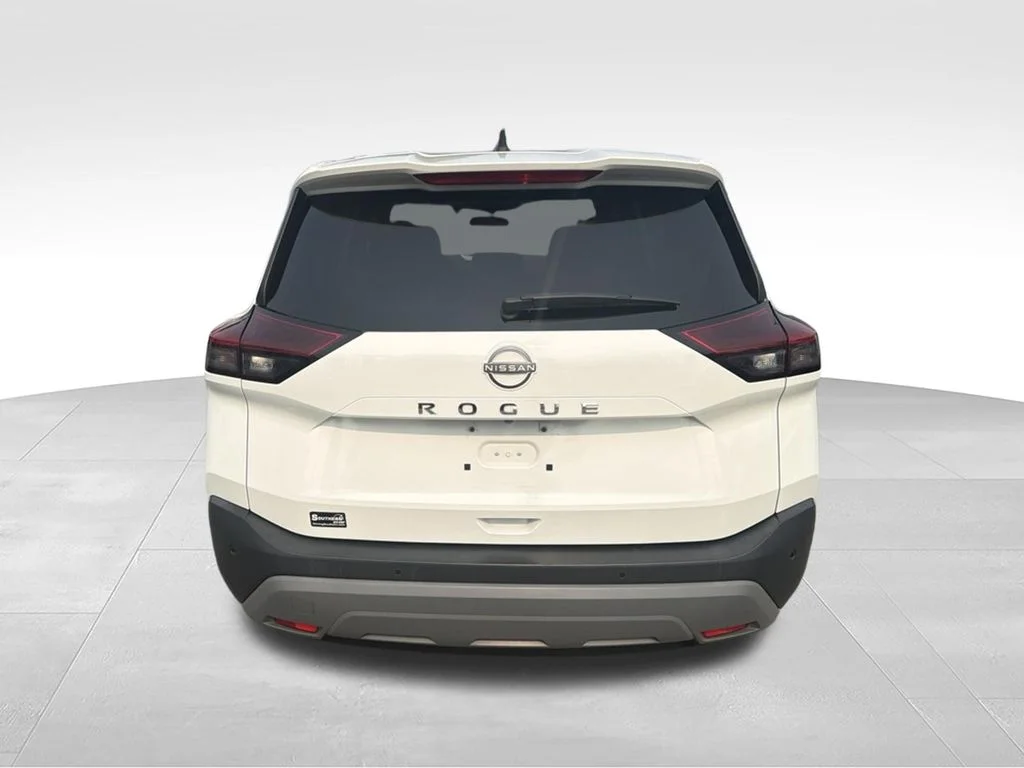 Used 2022 White Nissan S image 4