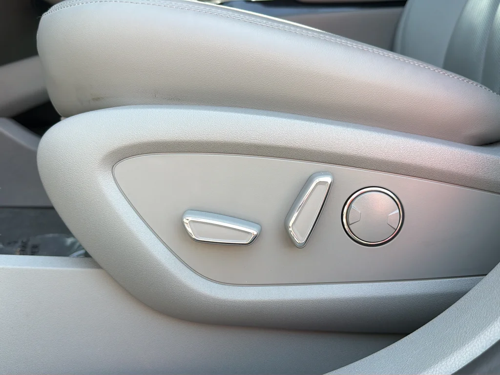Used 2022 Silver Lincoln Reserve image 31