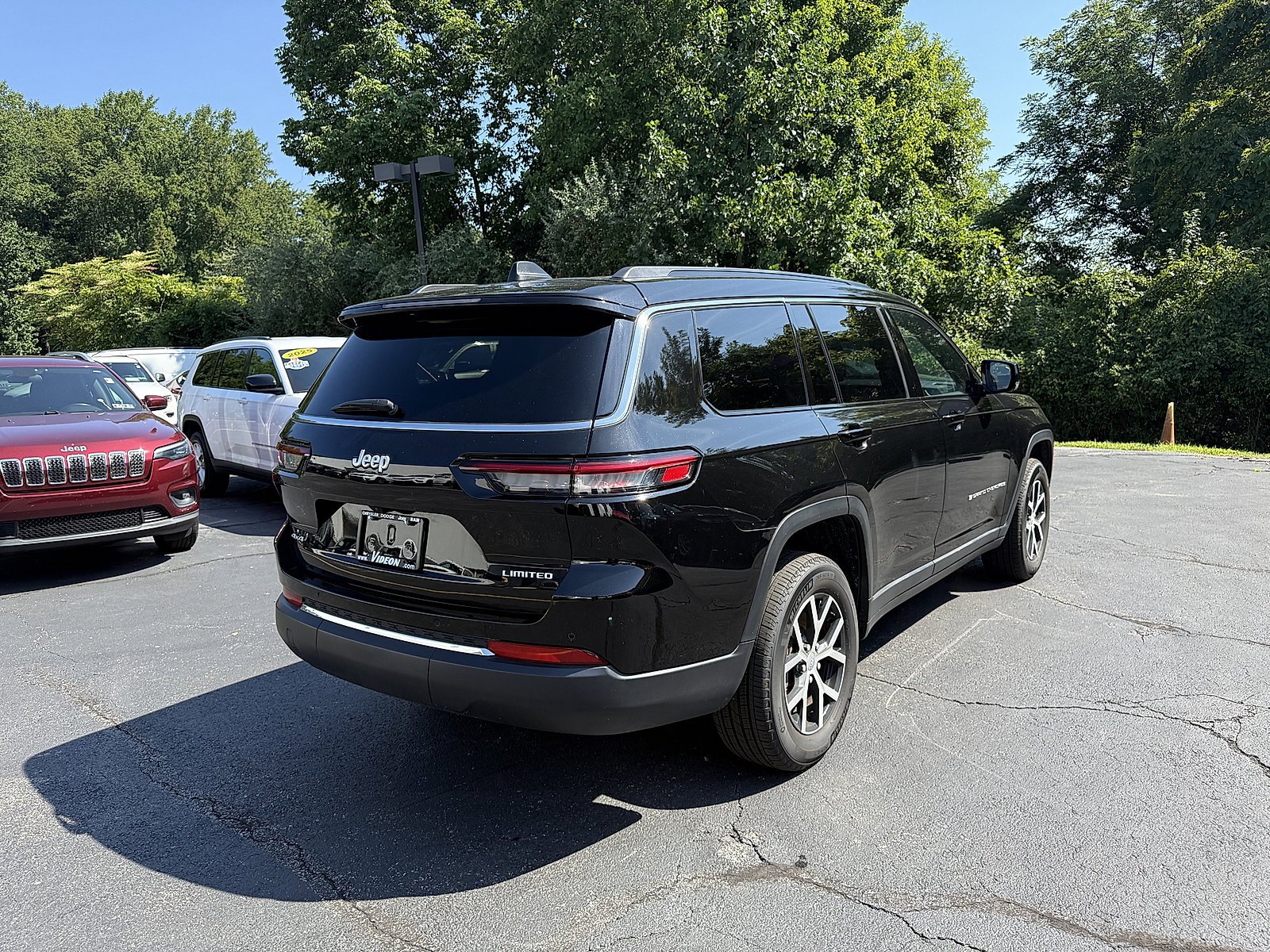 Used 2025 Diamond Black Crystal Pearlcoat Jeep Limited image 4