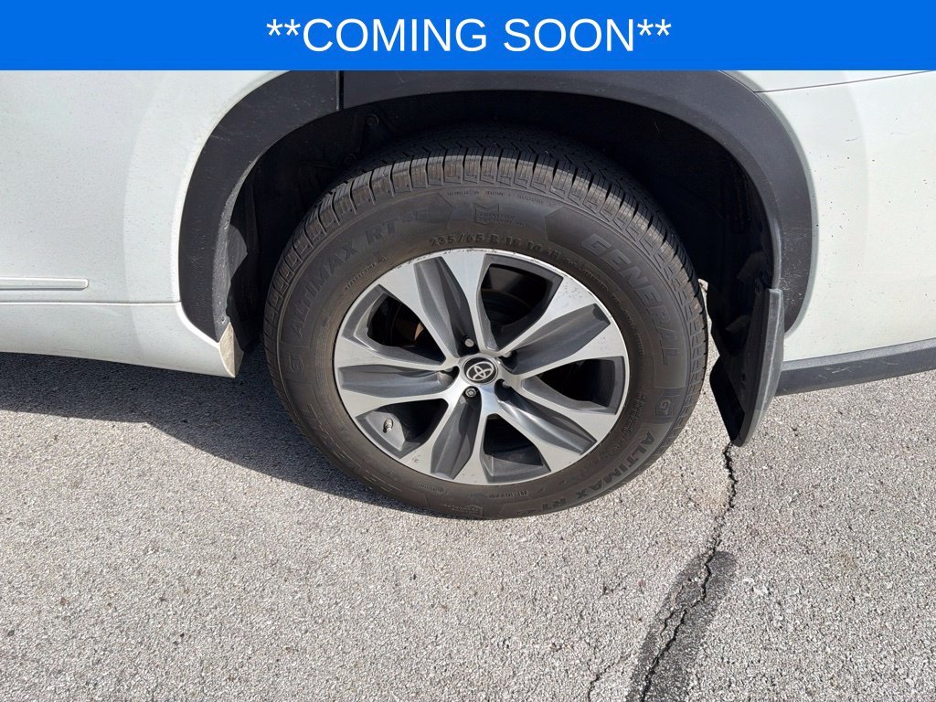 Used 2021 White Toyota XLE image 21