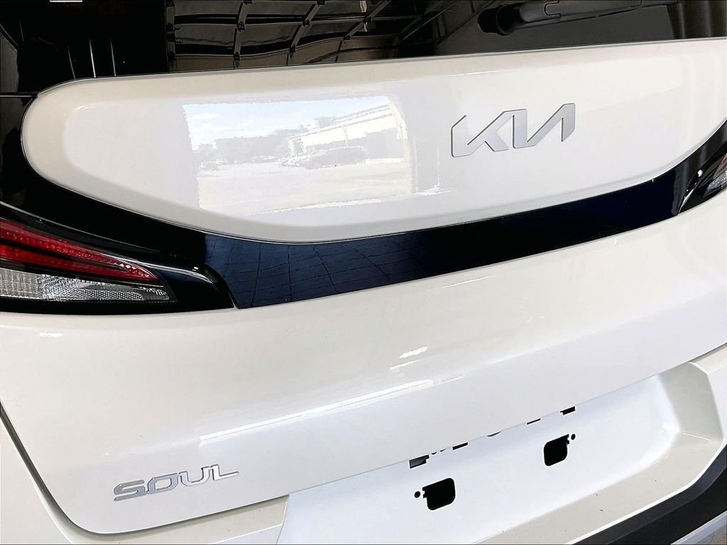 Used 2025 White Kia S image 27