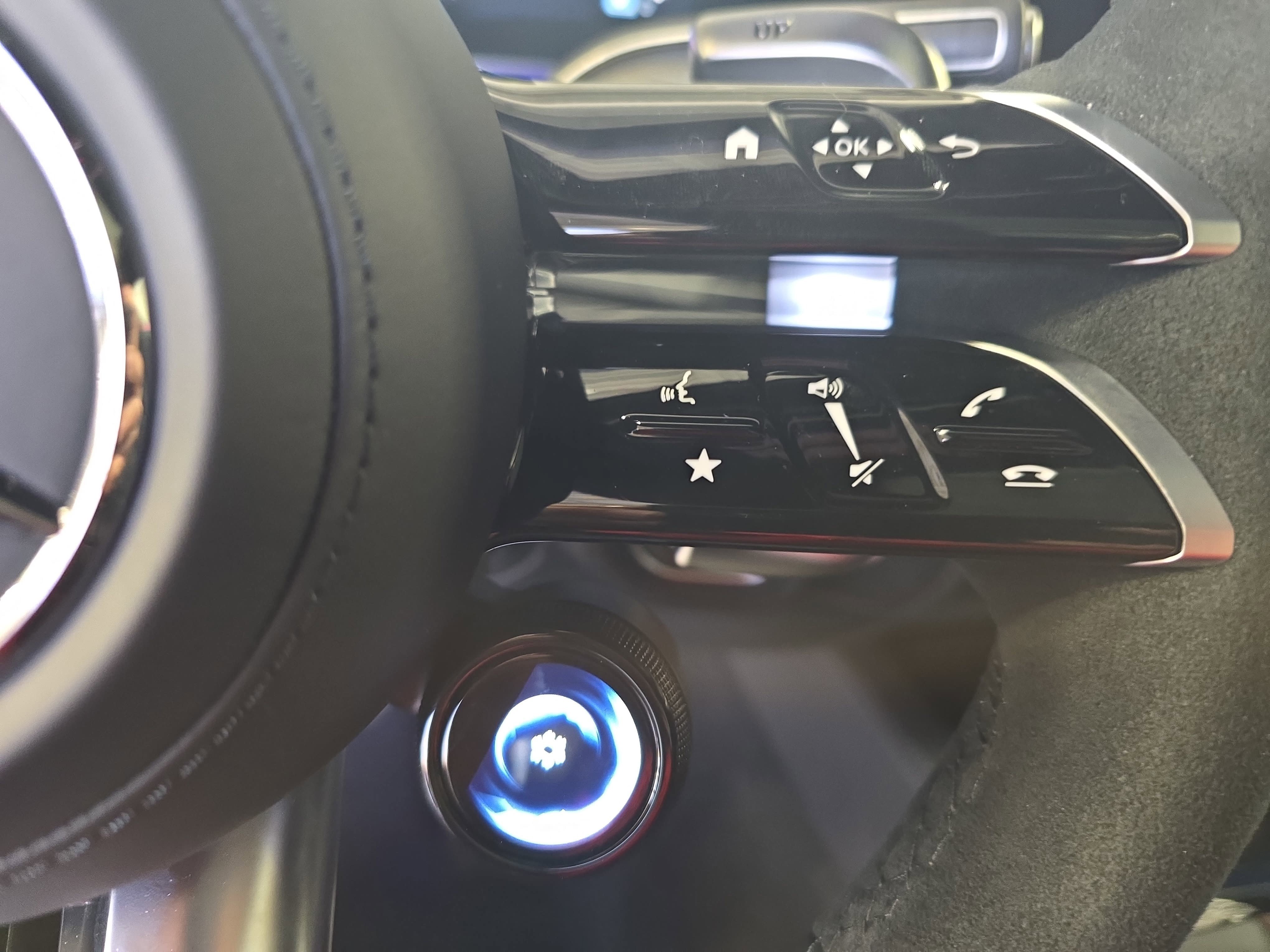 New 2026 MANUFAKTUR Moonlight White Metallic Mercedes-Benz AMG® GLE 53 4MATIC+ Coupe image 19