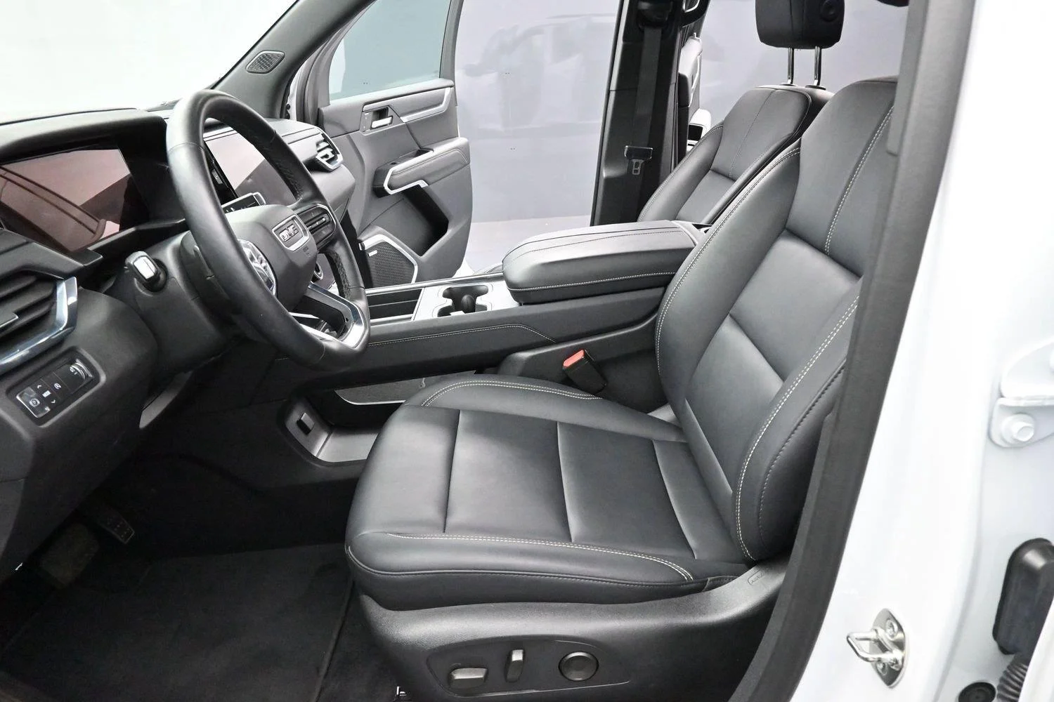 Used 2024 Summit White GMC FWD Elevation image 14
