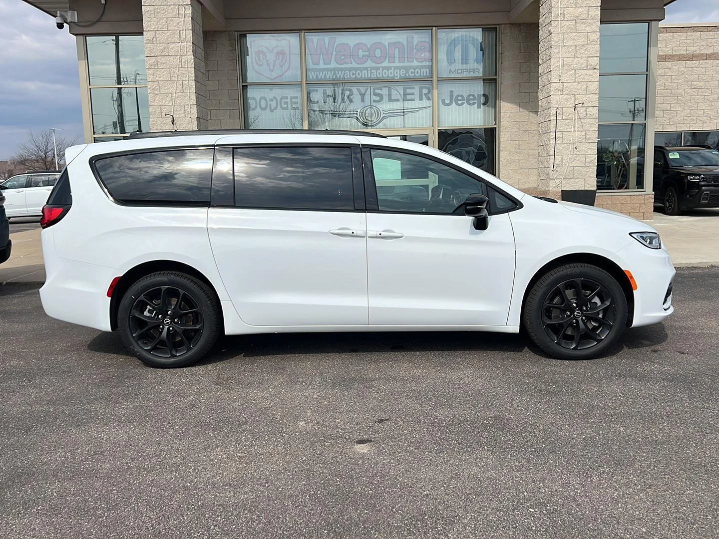 New 2026 Bright White Clear-Coat Exterior Paint Chrysler Select image 8