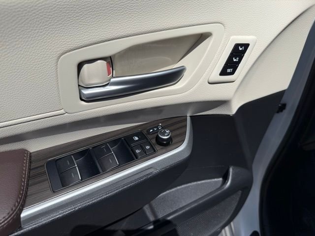 2023 Toyota Sienna Platinum - Photo 12