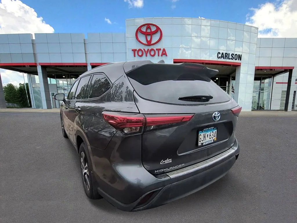 Used 2021 Toyota Highlander XLE with VIN 5TDGBRCHXMS045383 for sale in Minneapolis, Minnesota