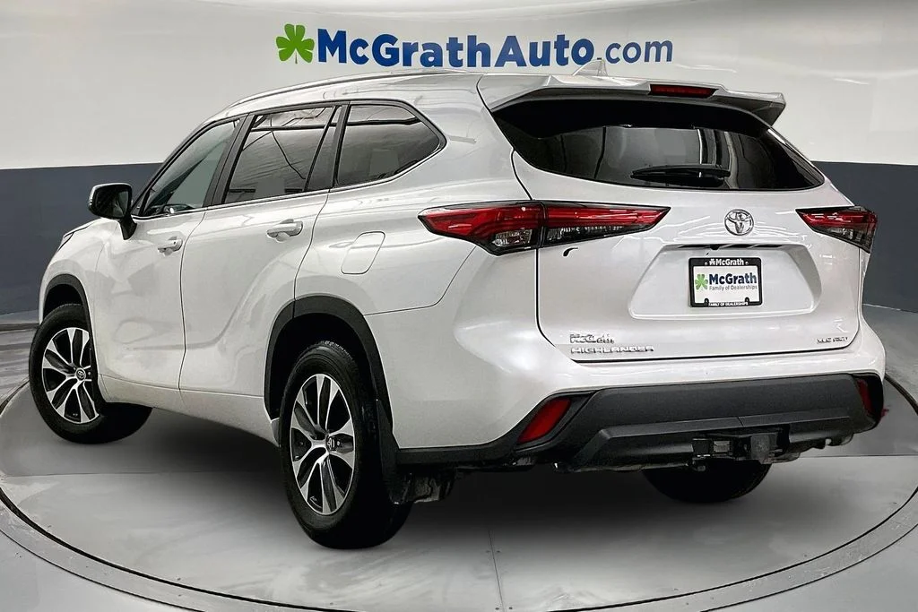 Used 2023 Beige Toyota XLE image 3