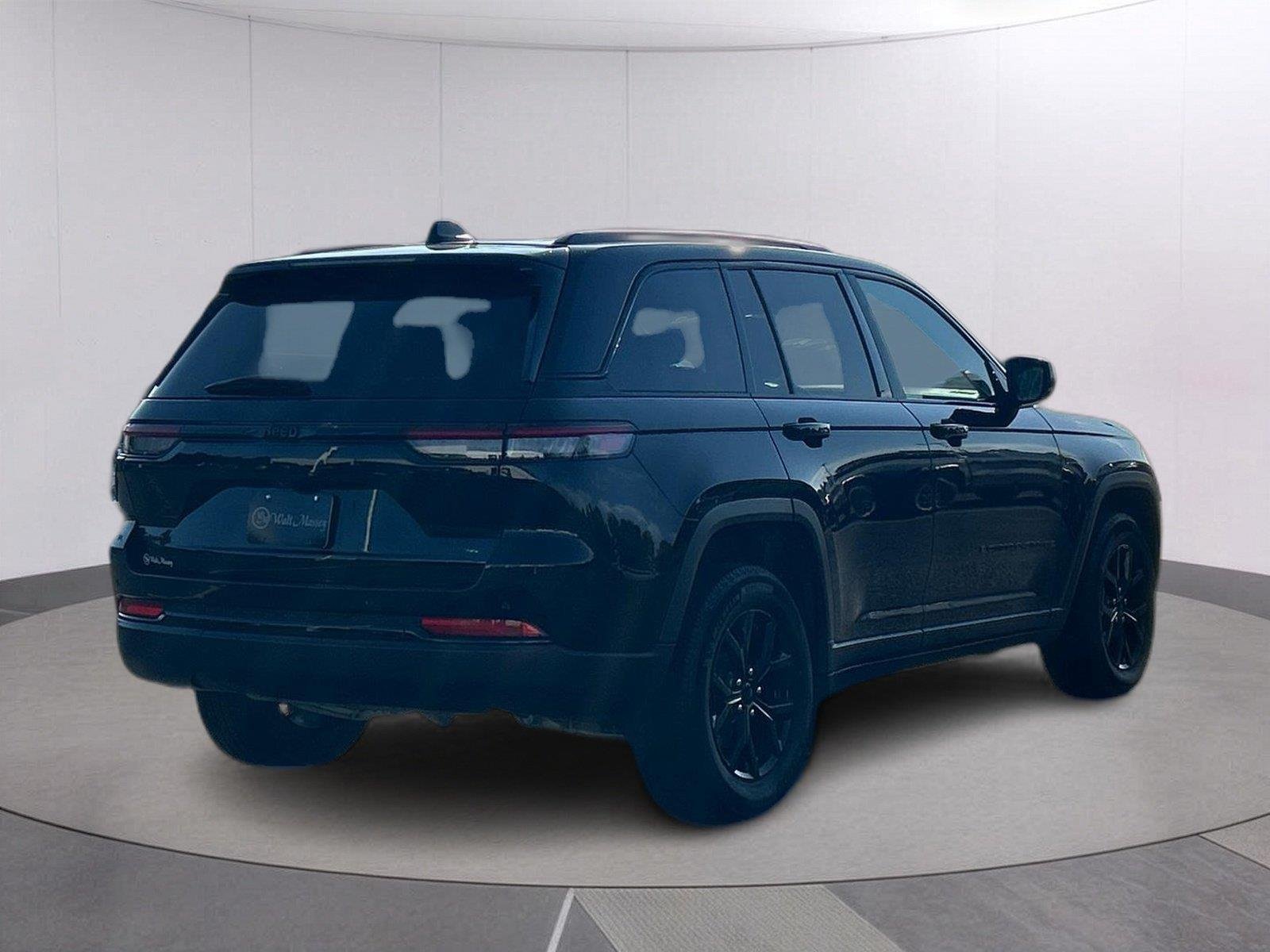 Used 2024 Diamond Black Crystal Pearlcoat Jeep Altitude image 7