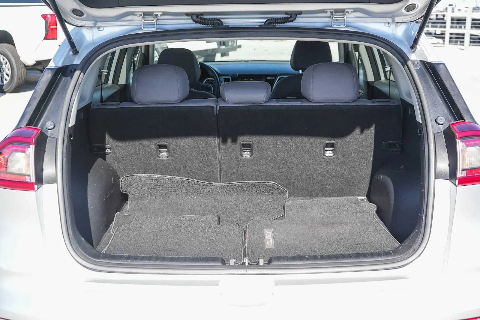 Used 2019 Silky Silver Kia LX image 25