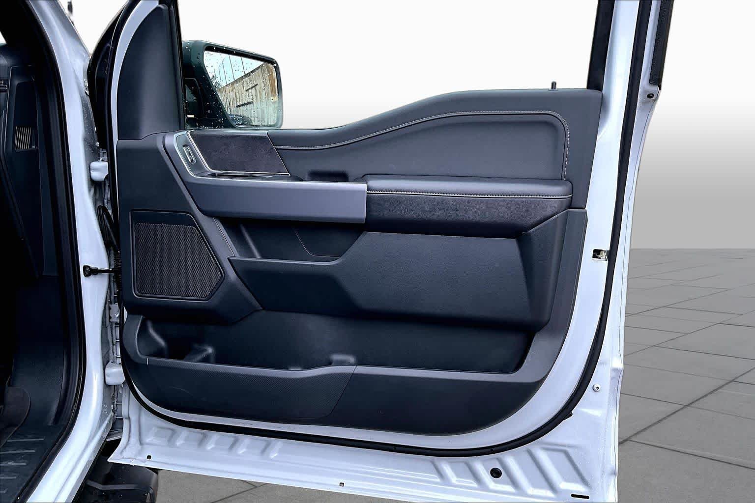 Used 2025 Space White Metallic Ford XLT image 27