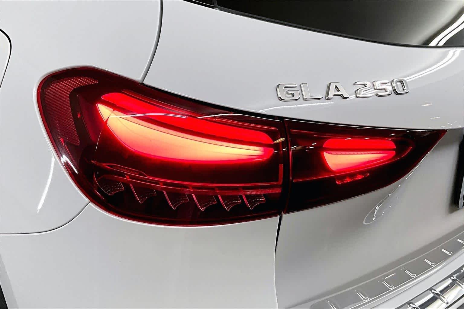 Used 2024 Digital White Metallic Mercedes-Benz GLA 250 image 28