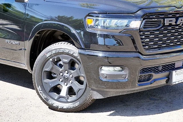 New 2026 Diamond Black Crystal Pearl-Coat Exterior Paint RAM Big Horn/Lone Star image 4