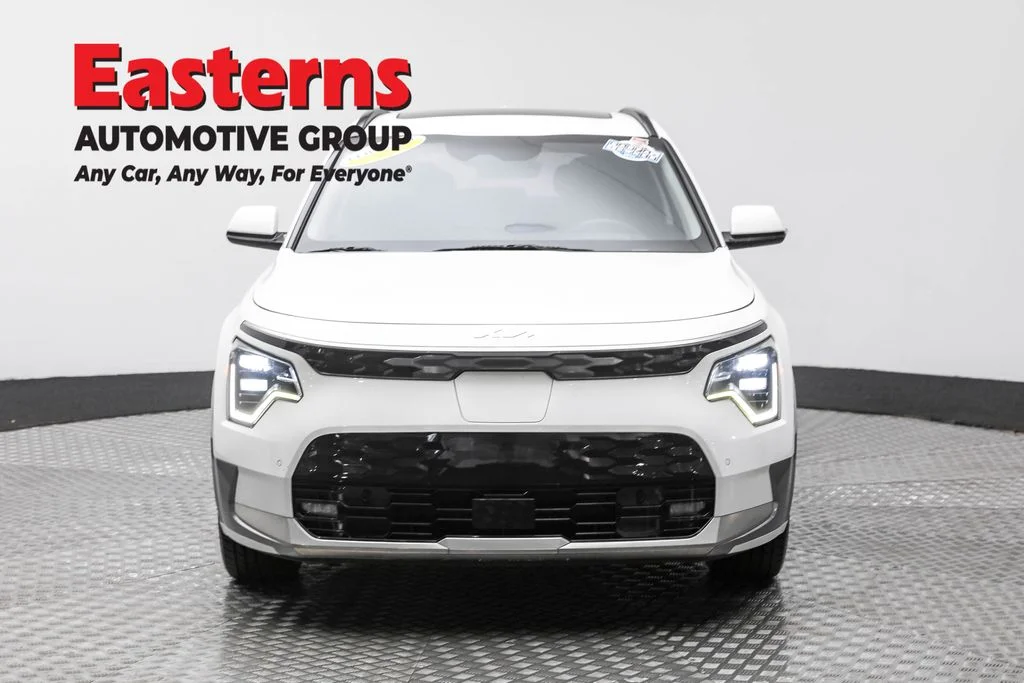 Used 2023 White Kia Wave image 2