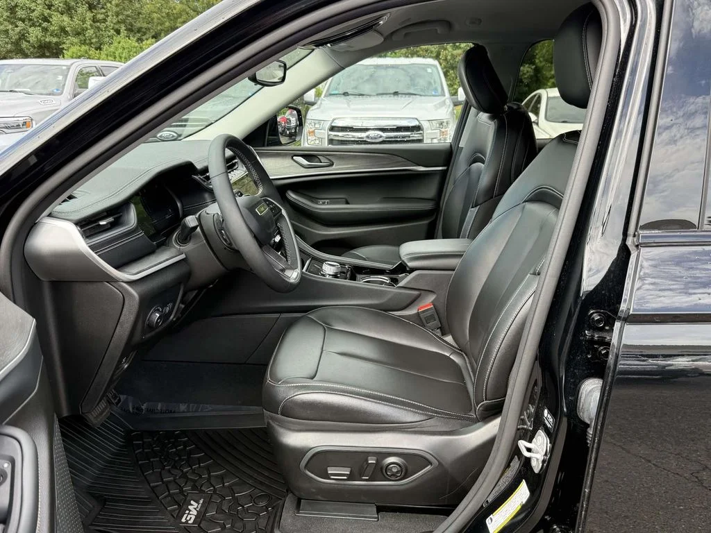 Used 2023 Black Jeep Limited image 13