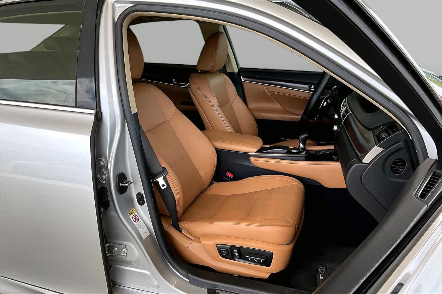 Used 2013 Liquid Platinum Lexus  image 8