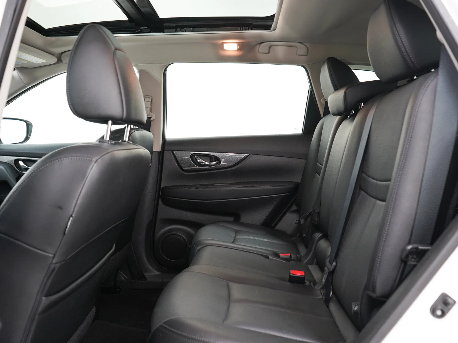 Used 2016 Pearl White Nissan SL image 18