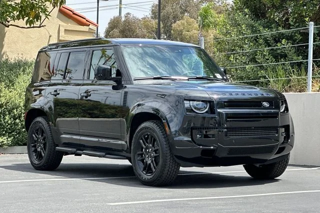New 2026 Santorini Black Land Rover X-Dynamic SE image 7