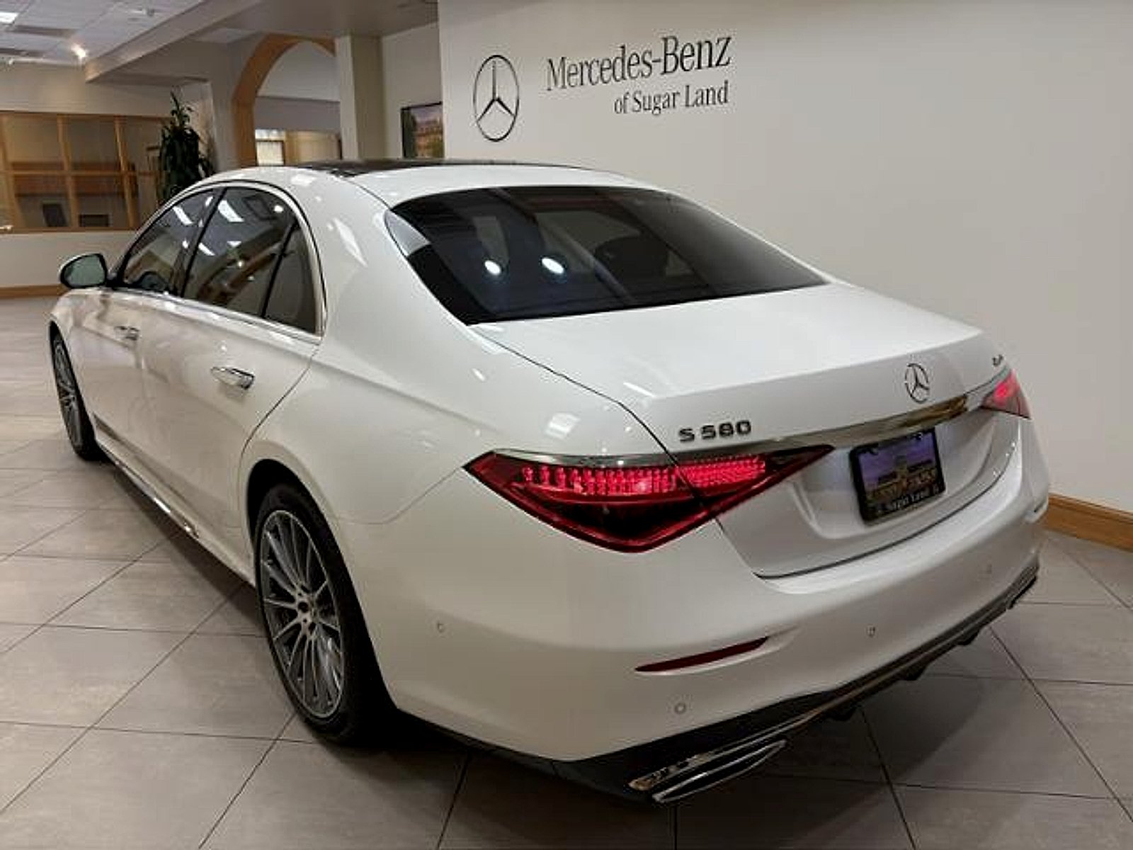 New 2026 MANUFAKTUR Moonlight White Metallic Mercedes-Benz 4MATIC® image 4