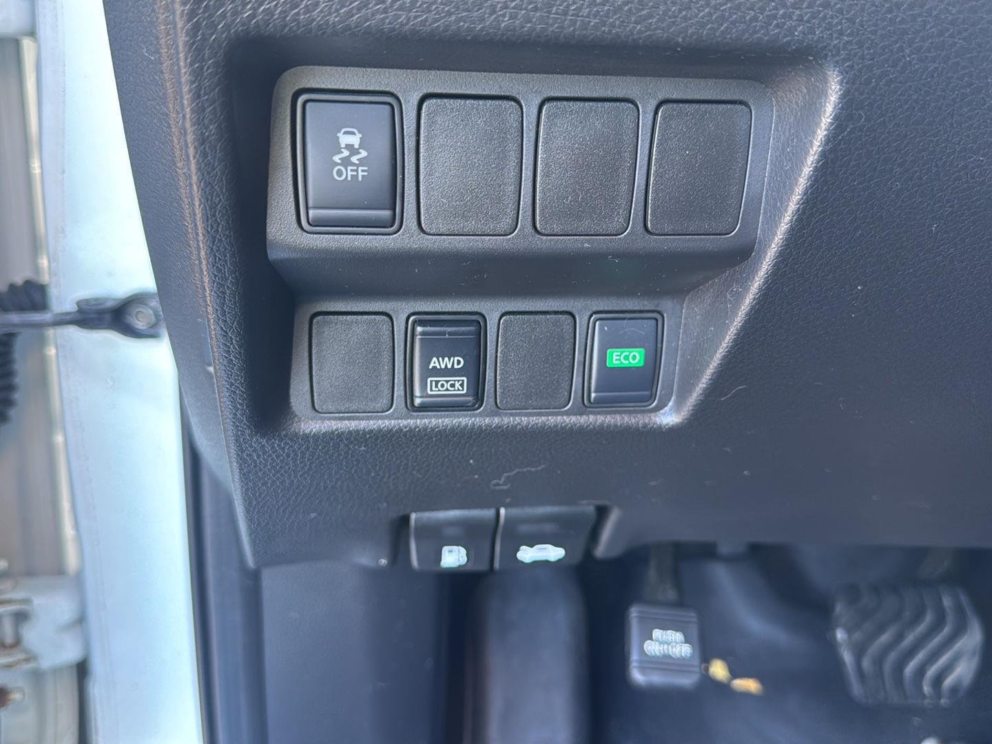 Used 2019 Glacier White Nissan S image 13