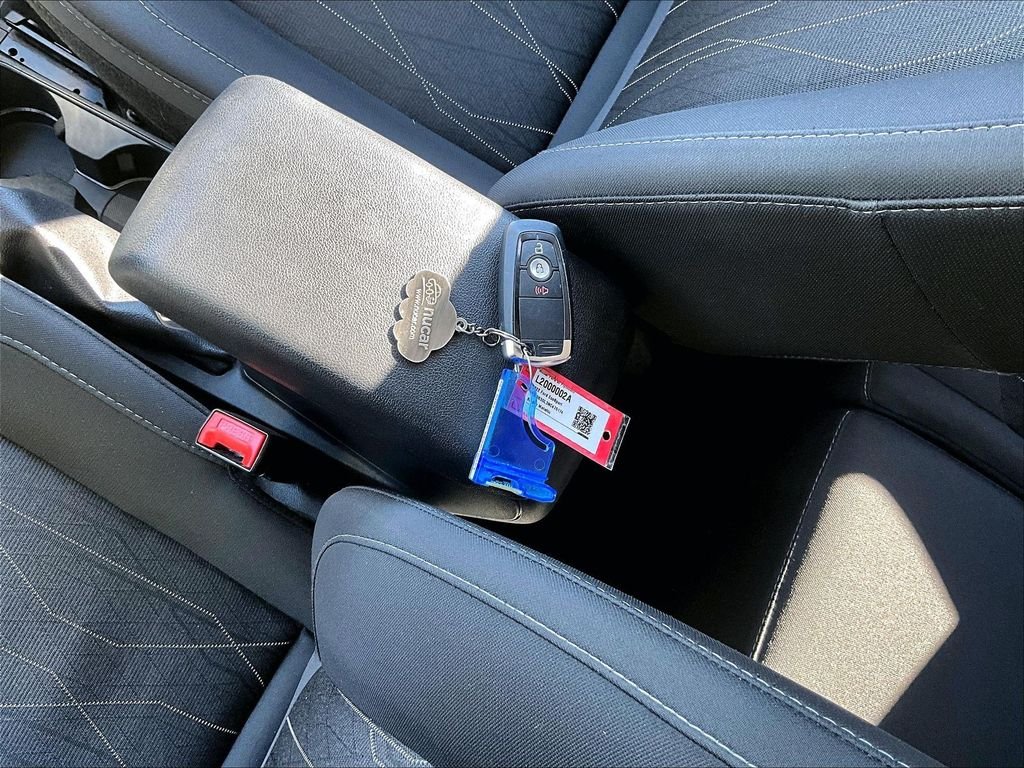 Used 2022 Smoke Metallic Ford SE image 31