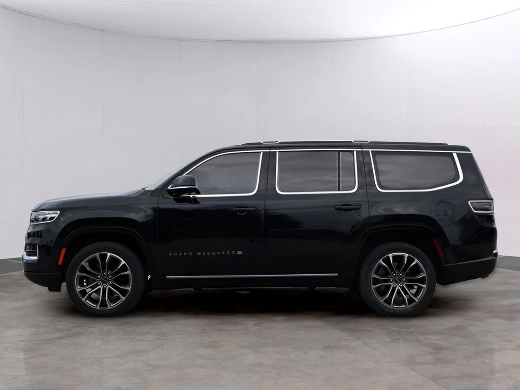 Used 2022 Diamond Black Crystal Pearlcoat Jeep Series III image 4