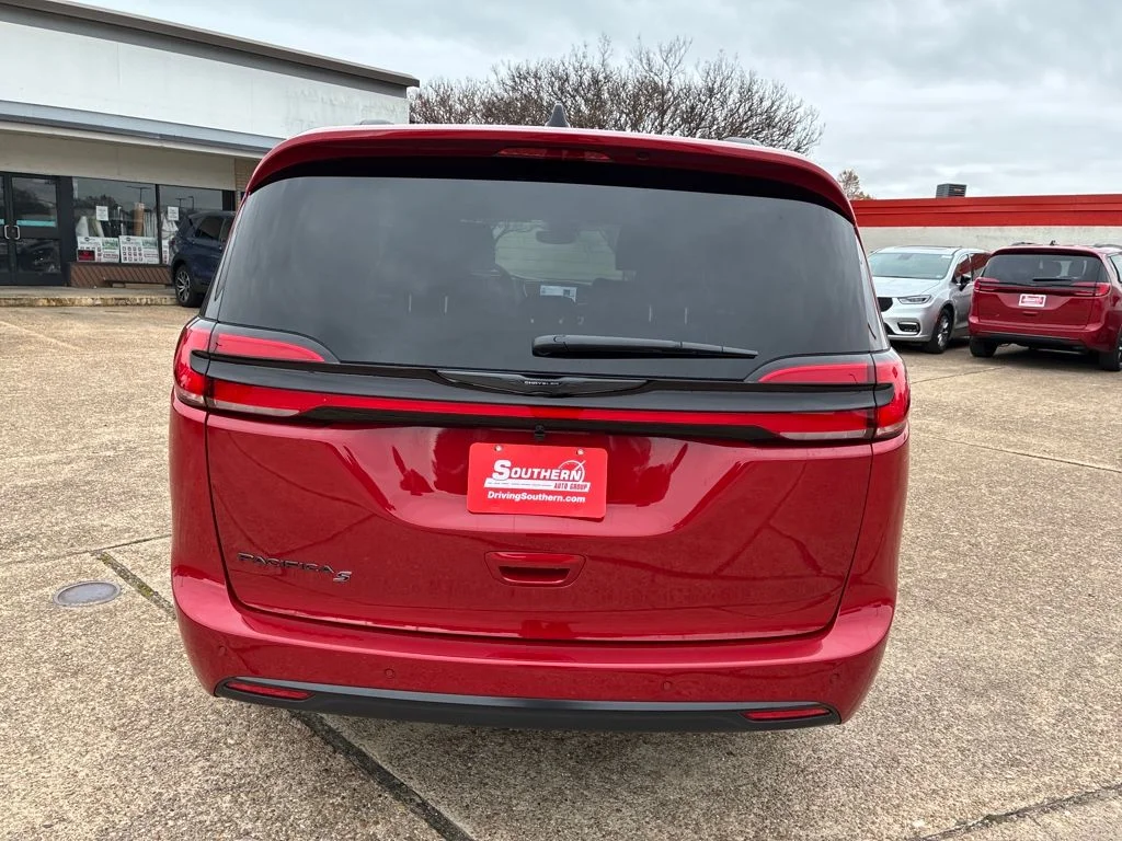 New 2026 Red Hot Pearl-Coat Exterior Paint Chrysler Select image 4