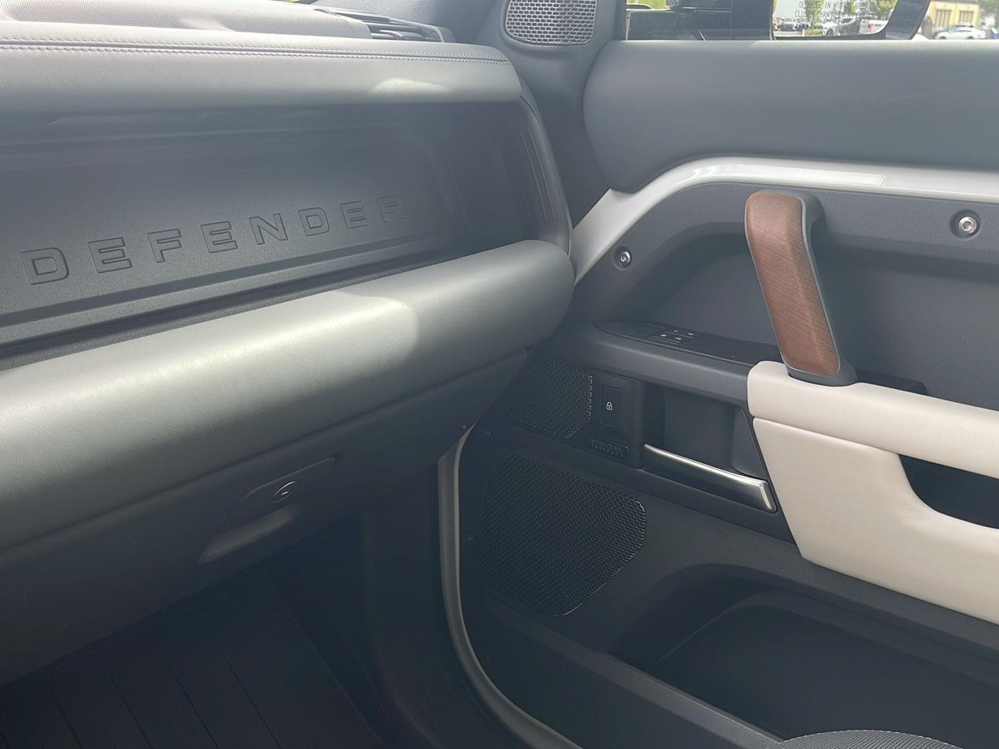 Used 2024 Fuji White Land Rover X-Dynamic SE image 35