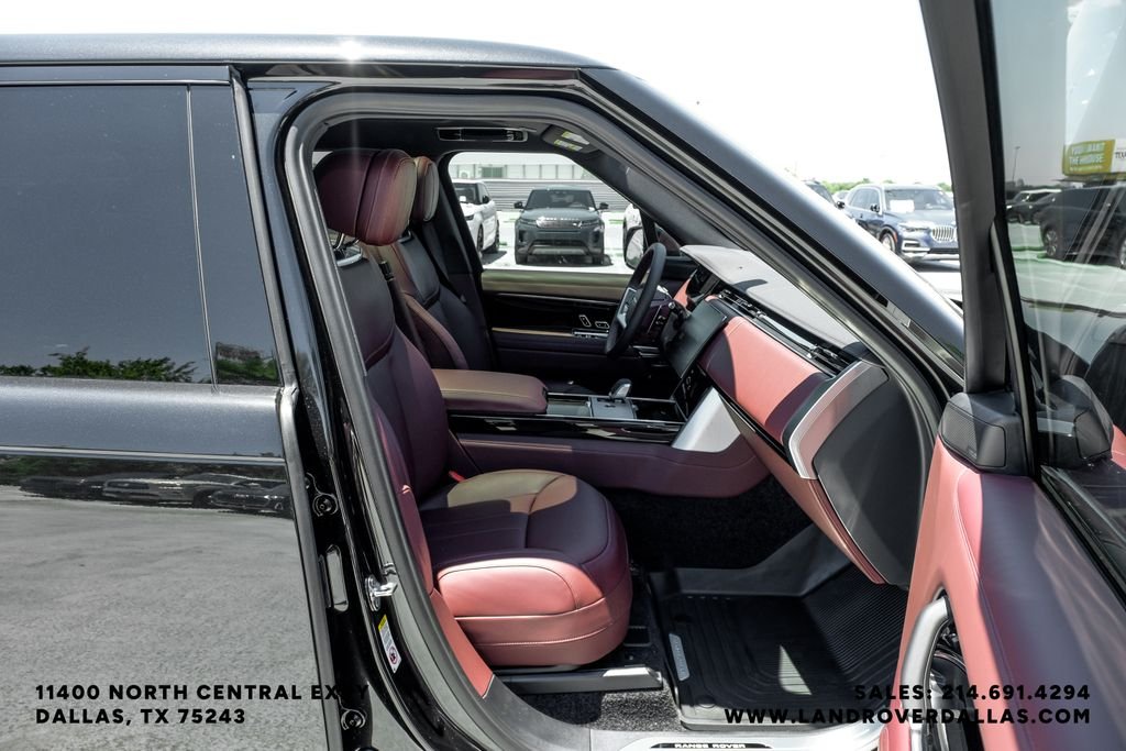 New 2026 Santorini Black Metallic Land Rover SE image 41