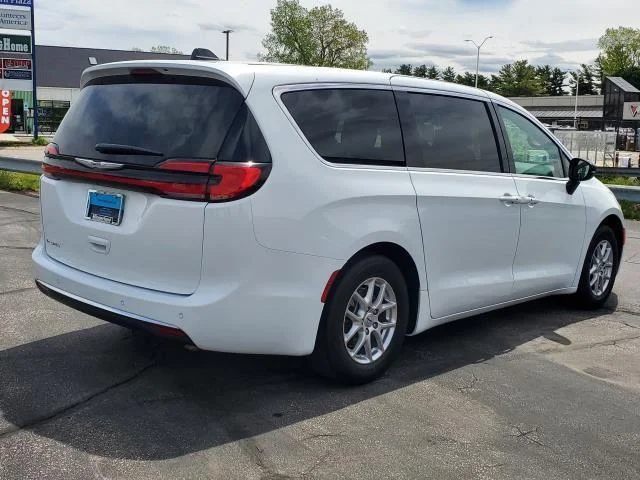 Used 2025 Bright White Clearcoat Chrysler Select image 4