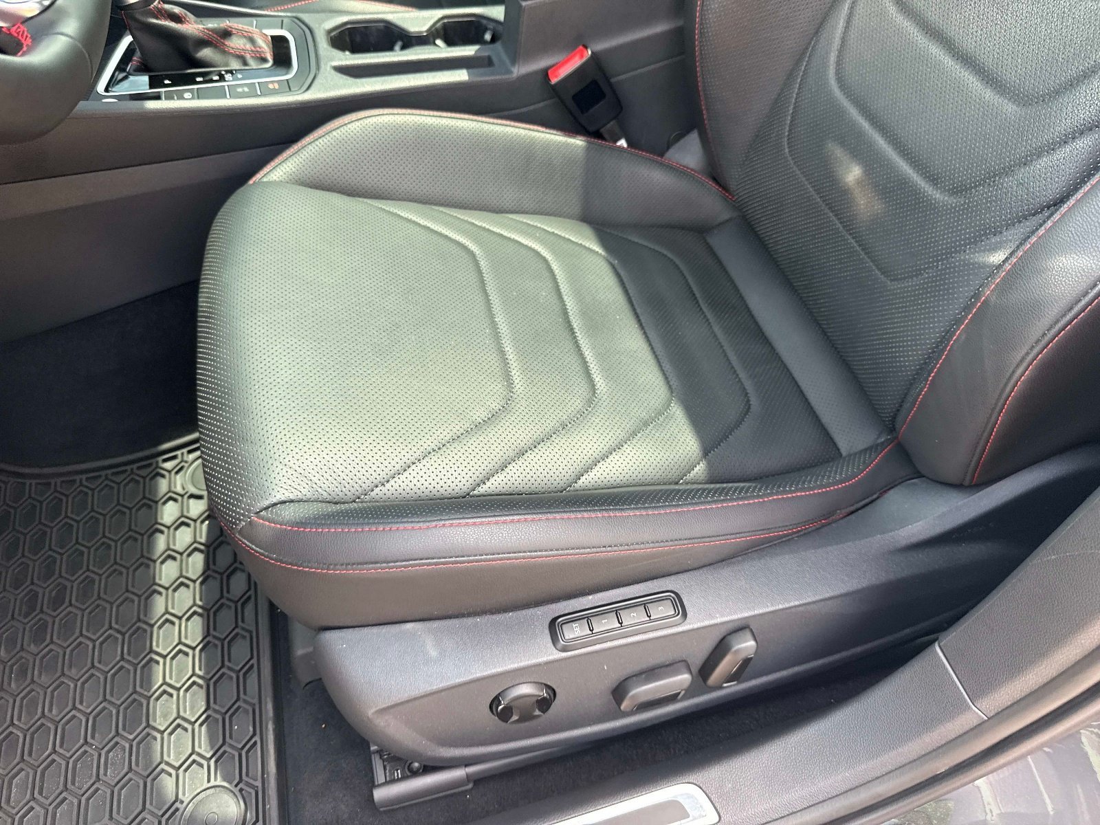 Used 2019 Platinum Gray Metallic Volkswagen R-Line image 19