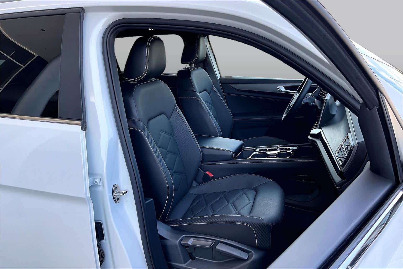 Used 2024 Pure White Volkswagen 2.0T SE w/Technology image 9