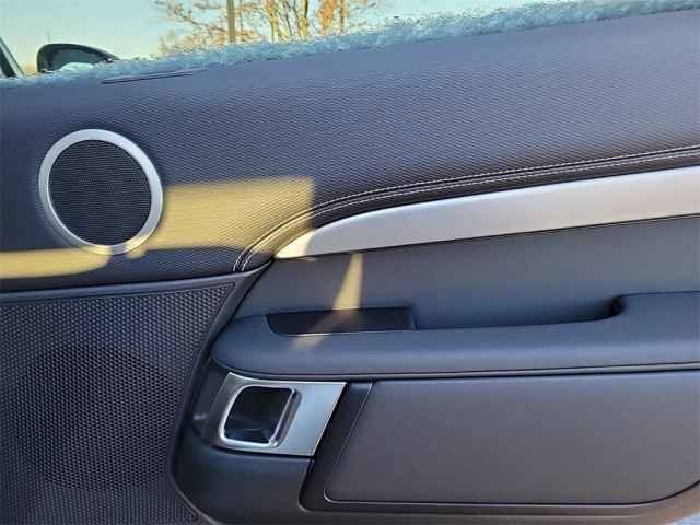 Used 2025 White Land Rover Dynamic se image 25