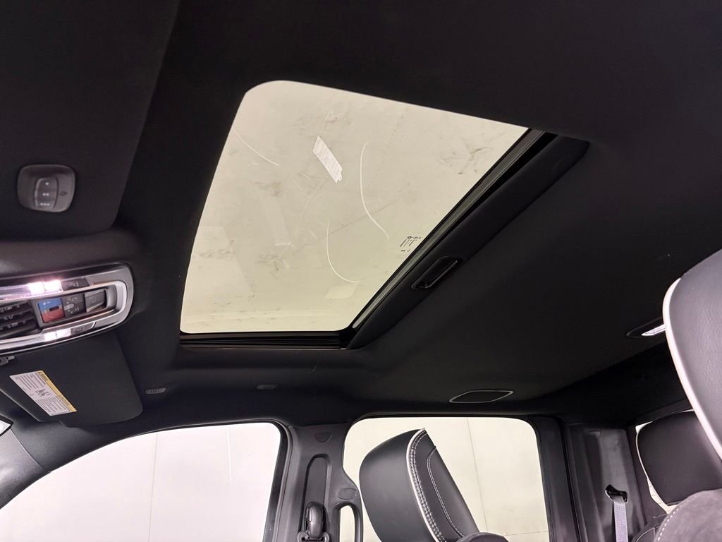 New 2026 Granite Crystal Metallic Clear-Coat Exterior Paint RAM Laramie image 19