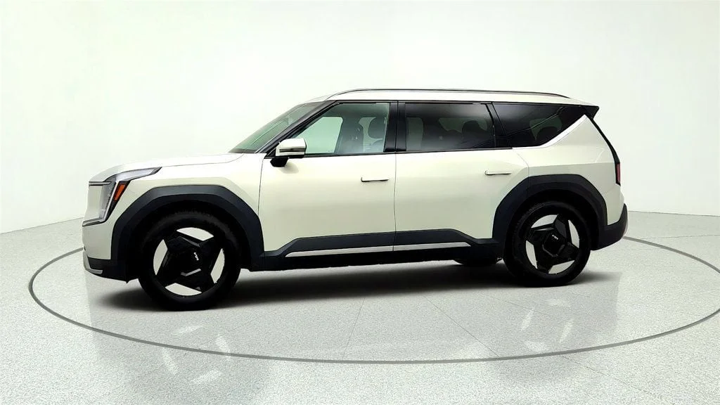 Used 2024 Ivory Silver Kia Wind AWD image 8