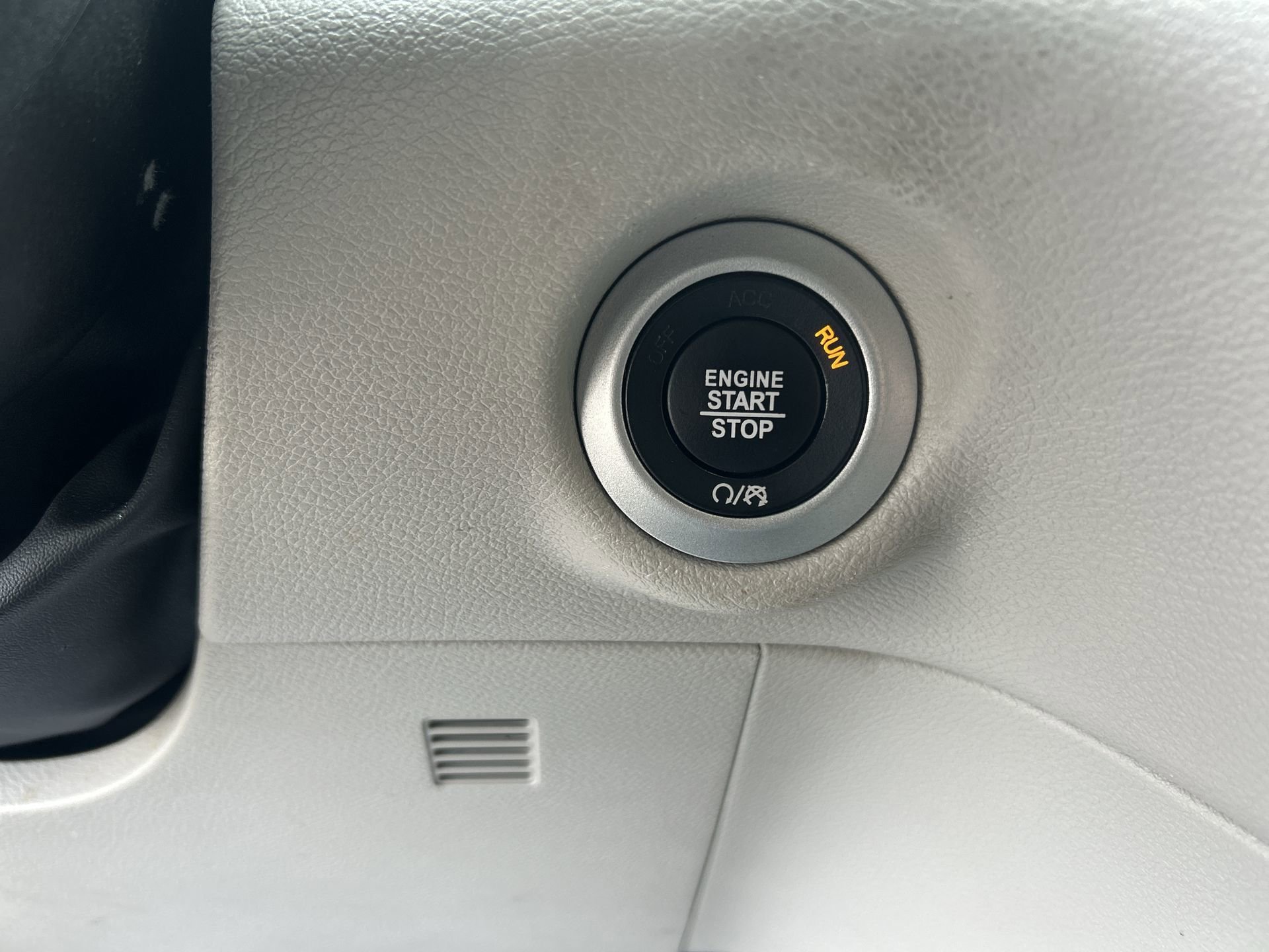Used 2023 Silver Mist Clearcoat Chrysler Touring L image 17