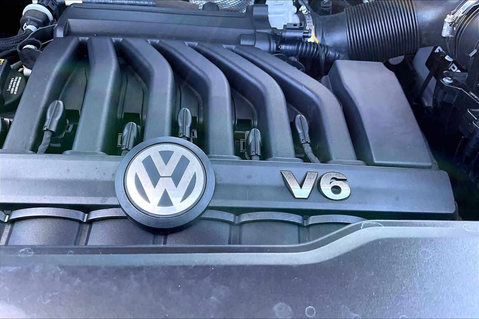 Used 2021 Racing Green Volkswagen 3.6L V6 SEL image 32
