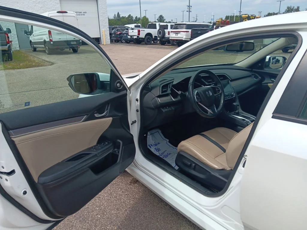 Used 2017 White Honda Touring image 11