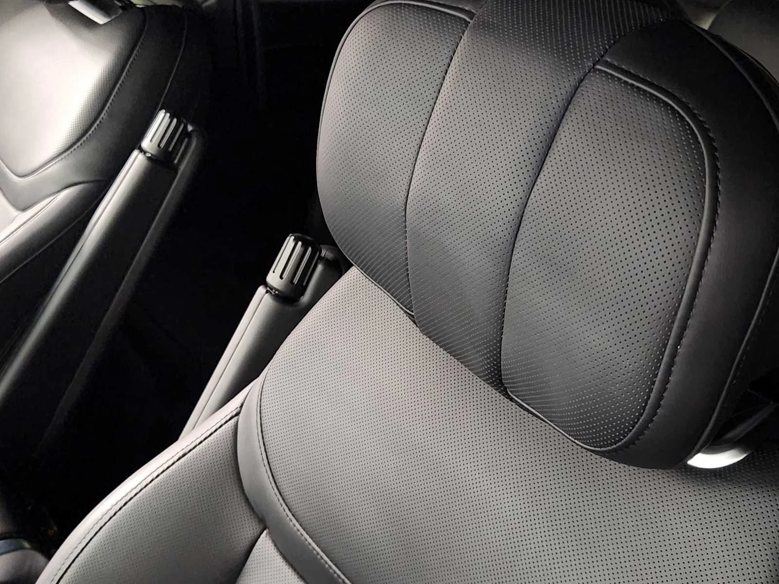 Used 2025 Fuji White Land Rover Autobiography - P530 SWB image 22