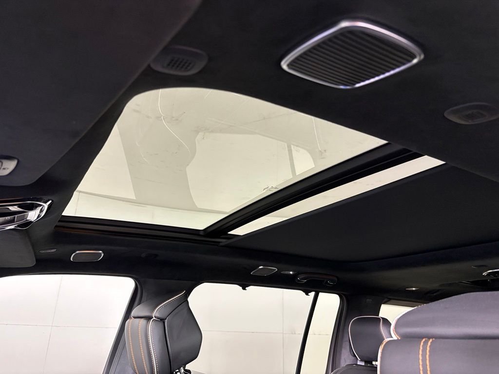 New 2026 Bright White Clear-Coat Exterior Paint Jeep Summit Reserve image 21