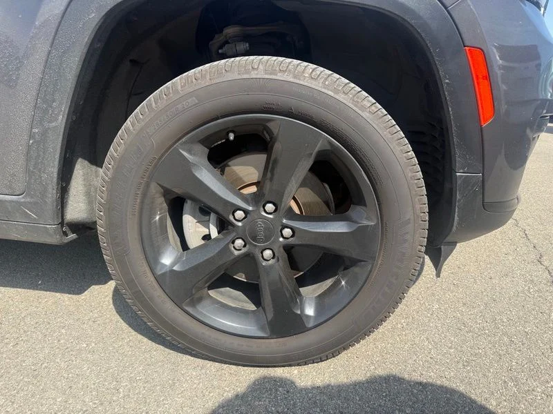 Used 2022 Gray Jeep Altitude image 14