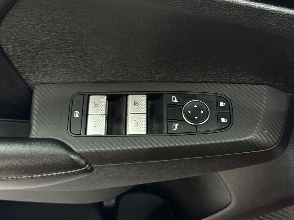 Used 2022 Red Mitsubishi  image 15