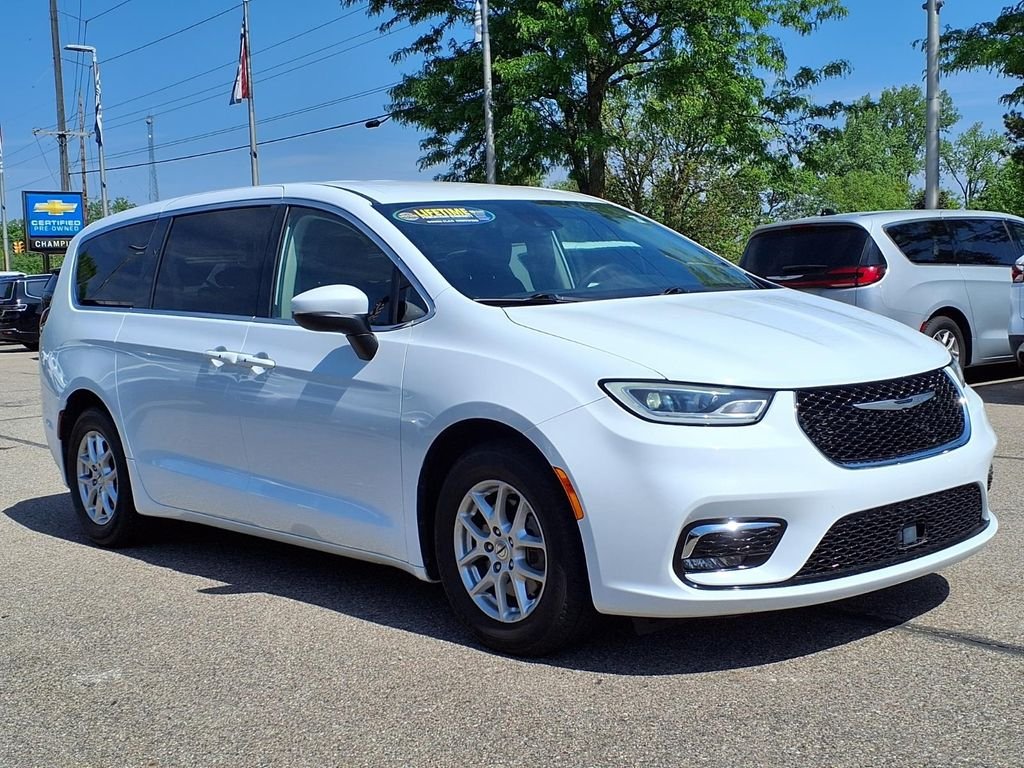 Used 2023 White Chrysler Touring L image 3
