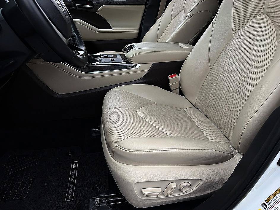 Used 2022 Pearl Toyota Limited image 11