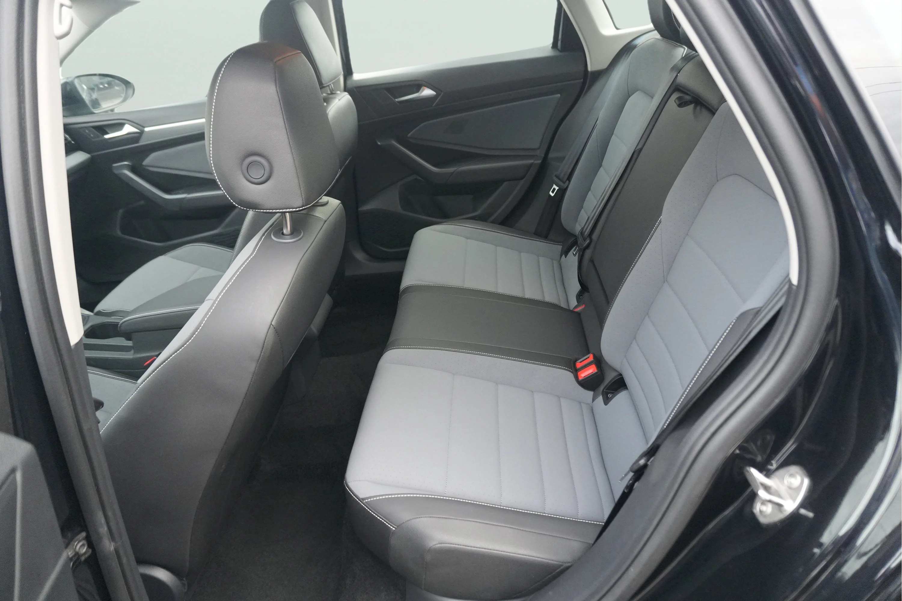 Used 2025 Deep Black Pearl Volkswagen SE image 15
