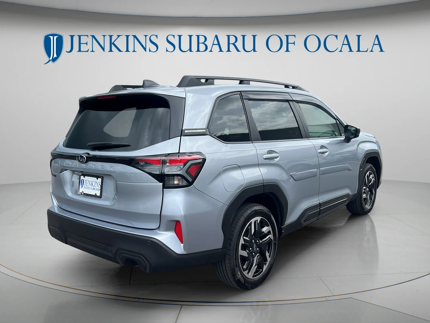 Used 2025 Ice Silver Metallic Subaru Limited image 3