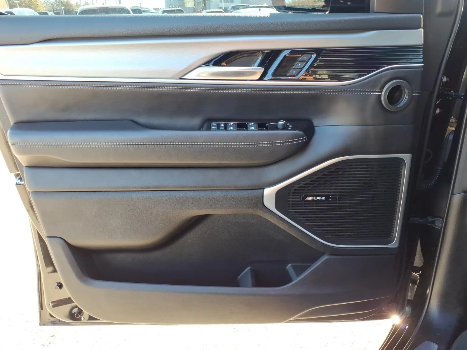 Used 2023  JEEP SERIESII image 31