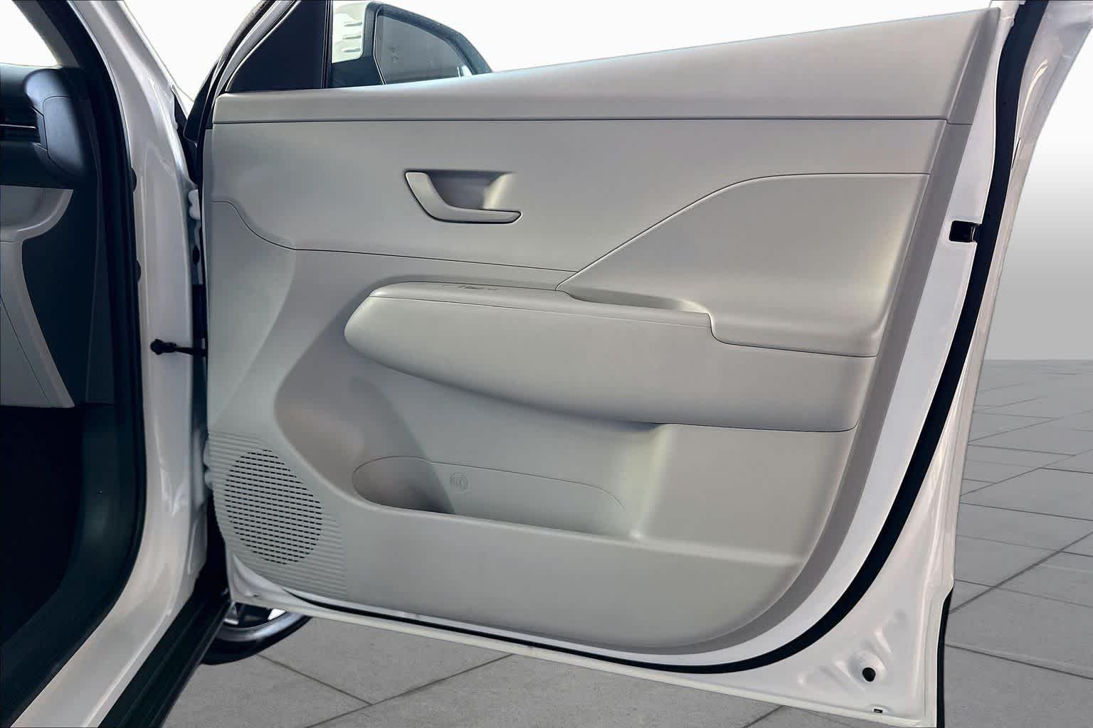 Used 2025 Atlas White Hyundai SEL image 22