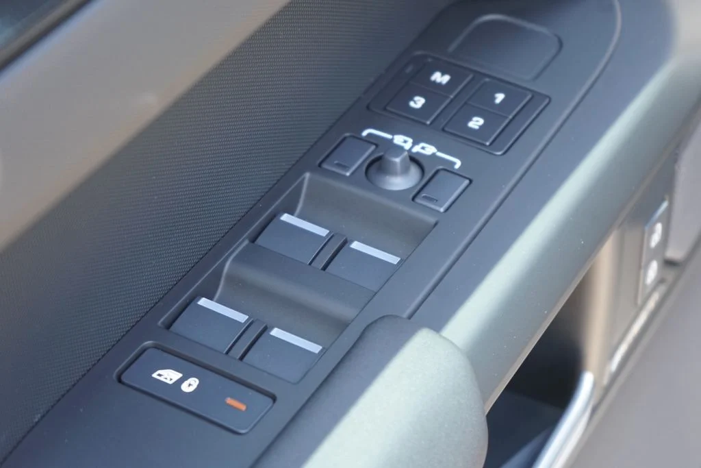 2025 Land Rover Defender S - Photo 24