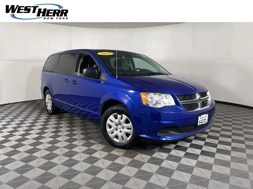 Used 2019 Indigo Blue Dodge SE image 1