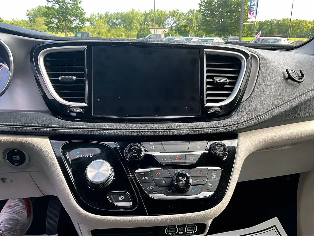 Used 2022 White Chrysler Touring L image 30
